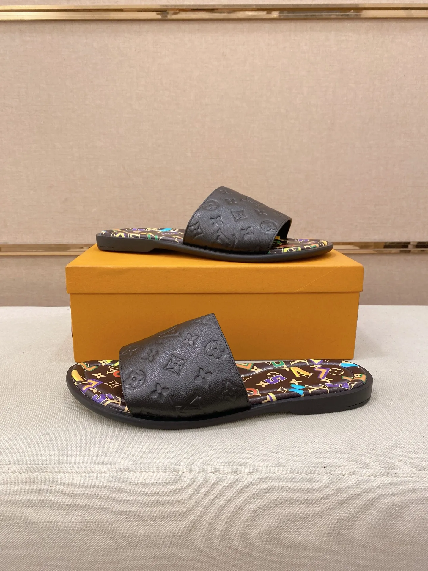 Men's shoes 💰: 340💰Made by LV🔍Top purchasing agents. Men's spring and summer slippers are available at the same counter. The uppers are imported cowhide from Italy, with logo graphics and high-quality craftsmanship. Soles: original soles specially provided by the original factory. Exclusive movable molded soles are super comfortable. Original goods follow orders. 🔍🔍High quality. You can enter and exit the counter at will. Welcome to compare. Size 38-44. Can be customized45